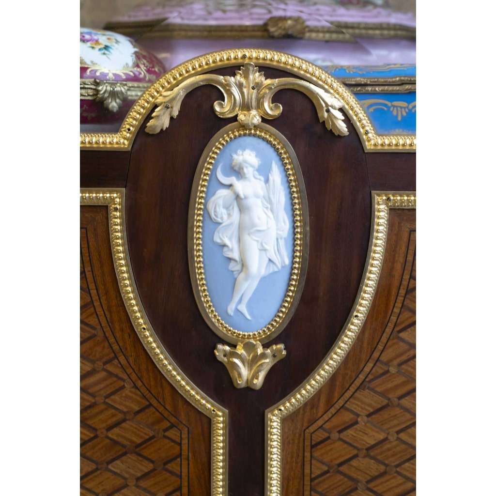 Une Vitrine de style Louis XVI, fin XIXème siècle 3