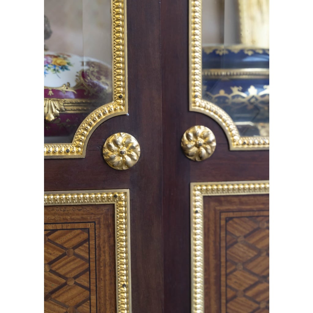 Une Vitrine de style Louis XVI, fin XIXème siècle 11