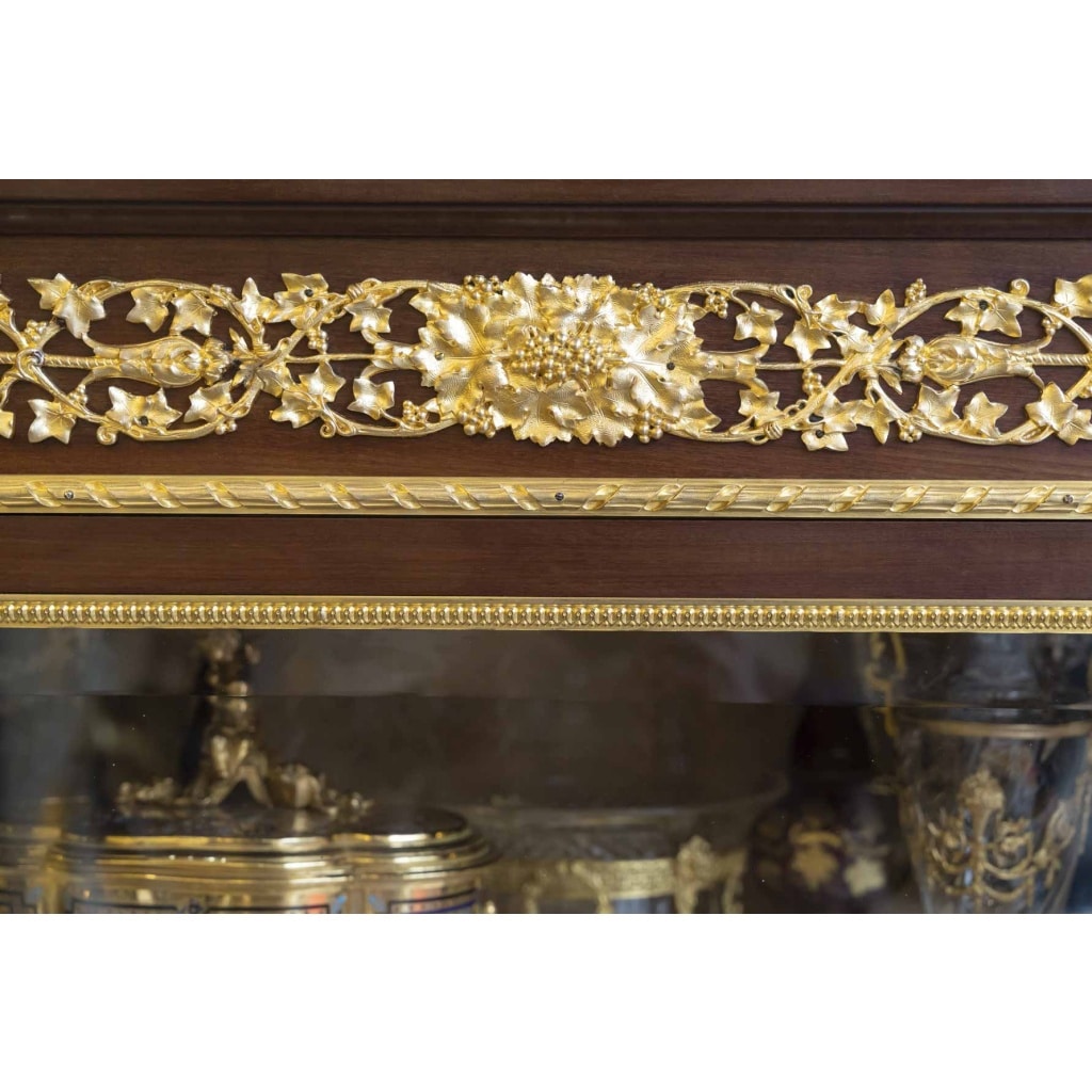 Une Vitrine de style Louis XVI, fin XIXème siècle 10