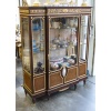 Une Vitrine de style Louis XVI, fin XIXème siècle 19