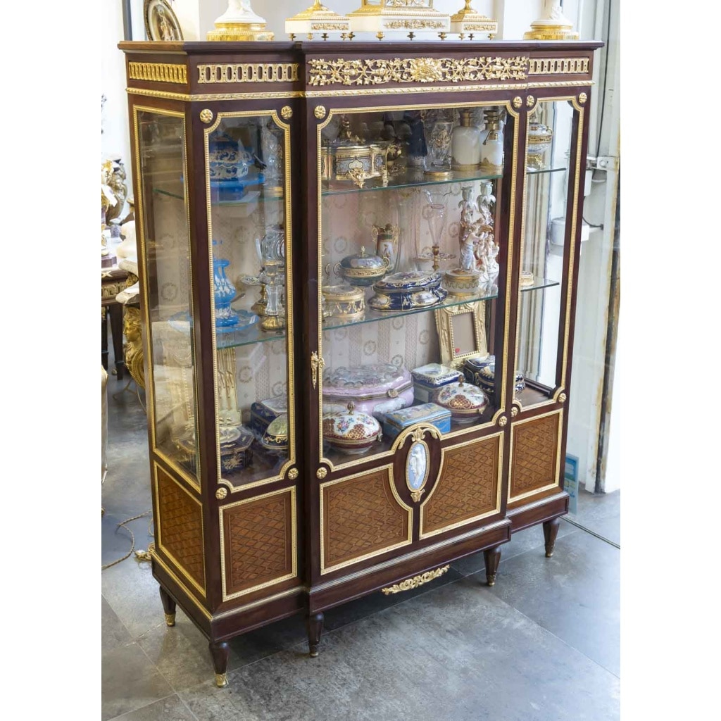 Une Vitrine de style Louis XVI, fin XIXème siècle 9