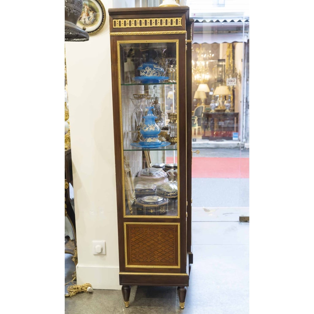 Une Vitrine de style Louis XVI, fin XIXème siècle 7