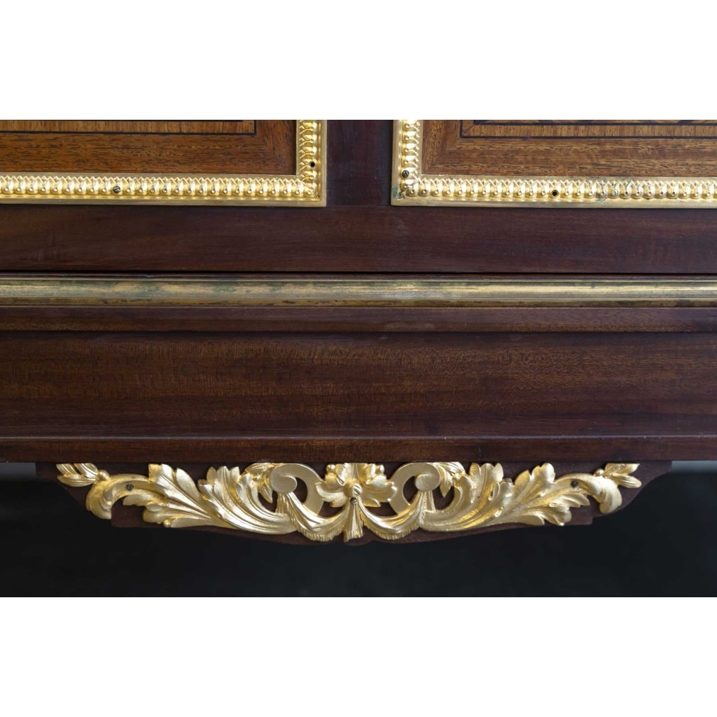 Une Vitrine de style Louis XVI, fin XIXème siècle 5