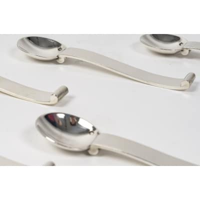 4 cuillers à moka en argent massif Art Déco 4 cuillers à moka en argent massif Art Déco