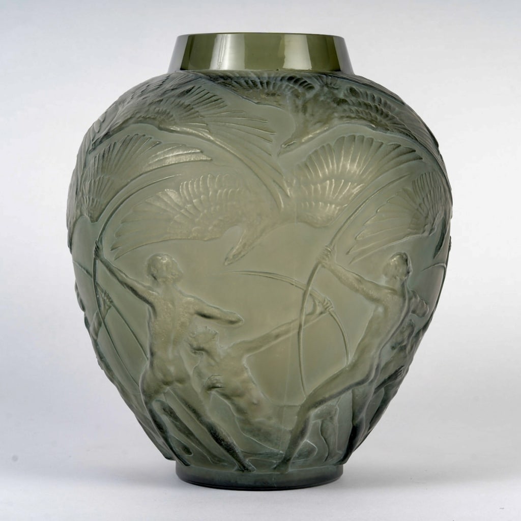 Vase « Archers » verre gris topaze patiné blanc de René LALIQUE 3 Vase « Archers » verre gris topaze patiné blanc de René LALIQUE 3