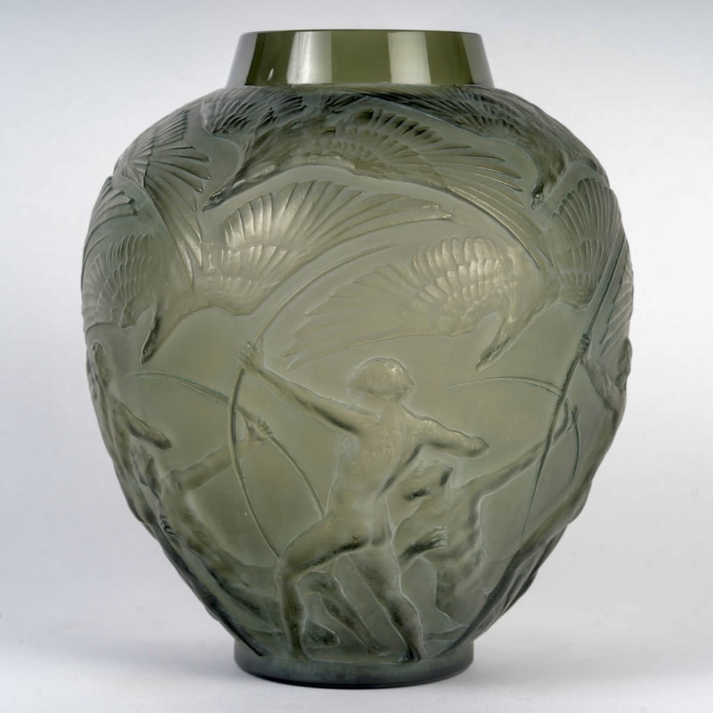 Vase « Archers » verre gris topaze patiné blanc de René LALIQUE