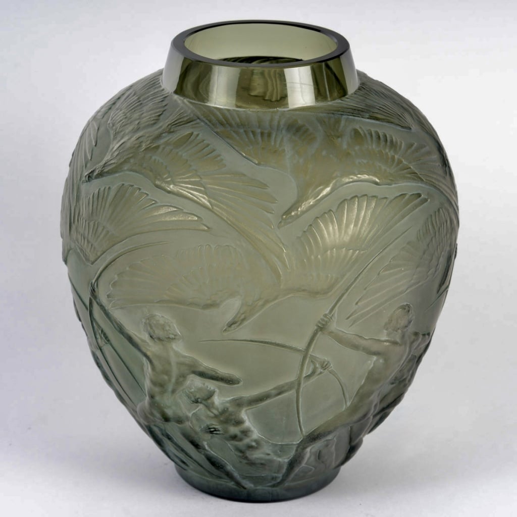 Vase « Archers » verre gris topaze patiné blanc de René LALIQUE 4 Vase « Archers » verre gris topaze patiné blanc de René LALIQUE 4