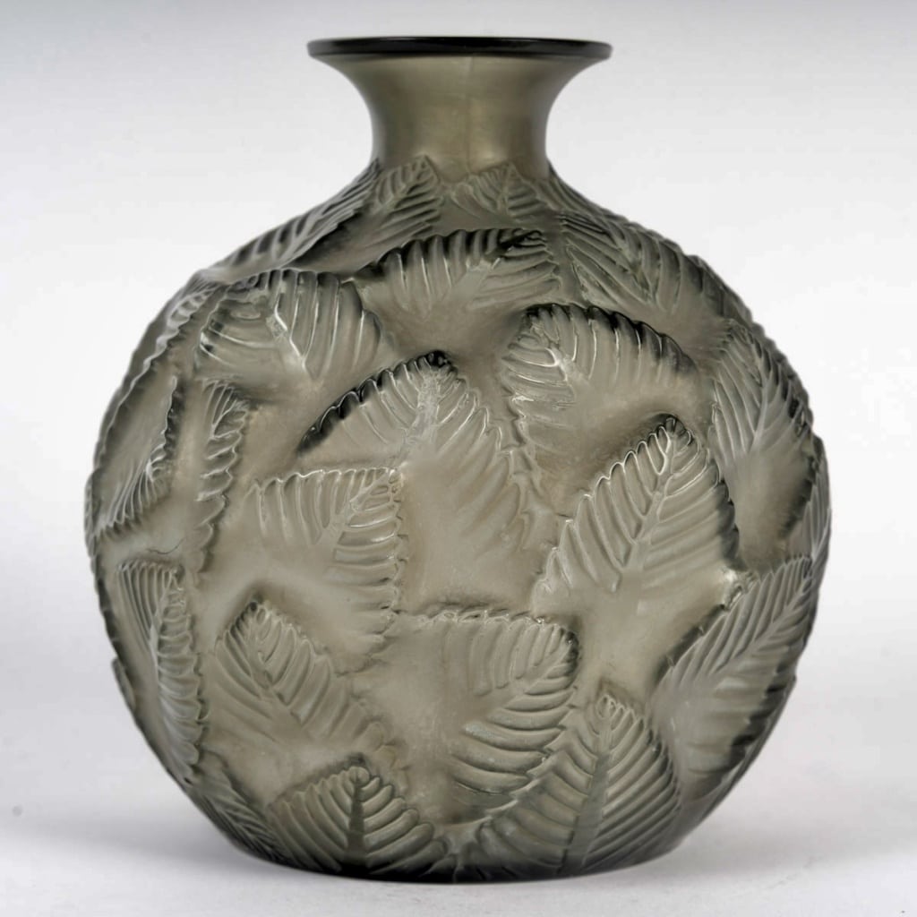 Vase « Ormeaux » verre gris patiné blanc de René LALIQUE