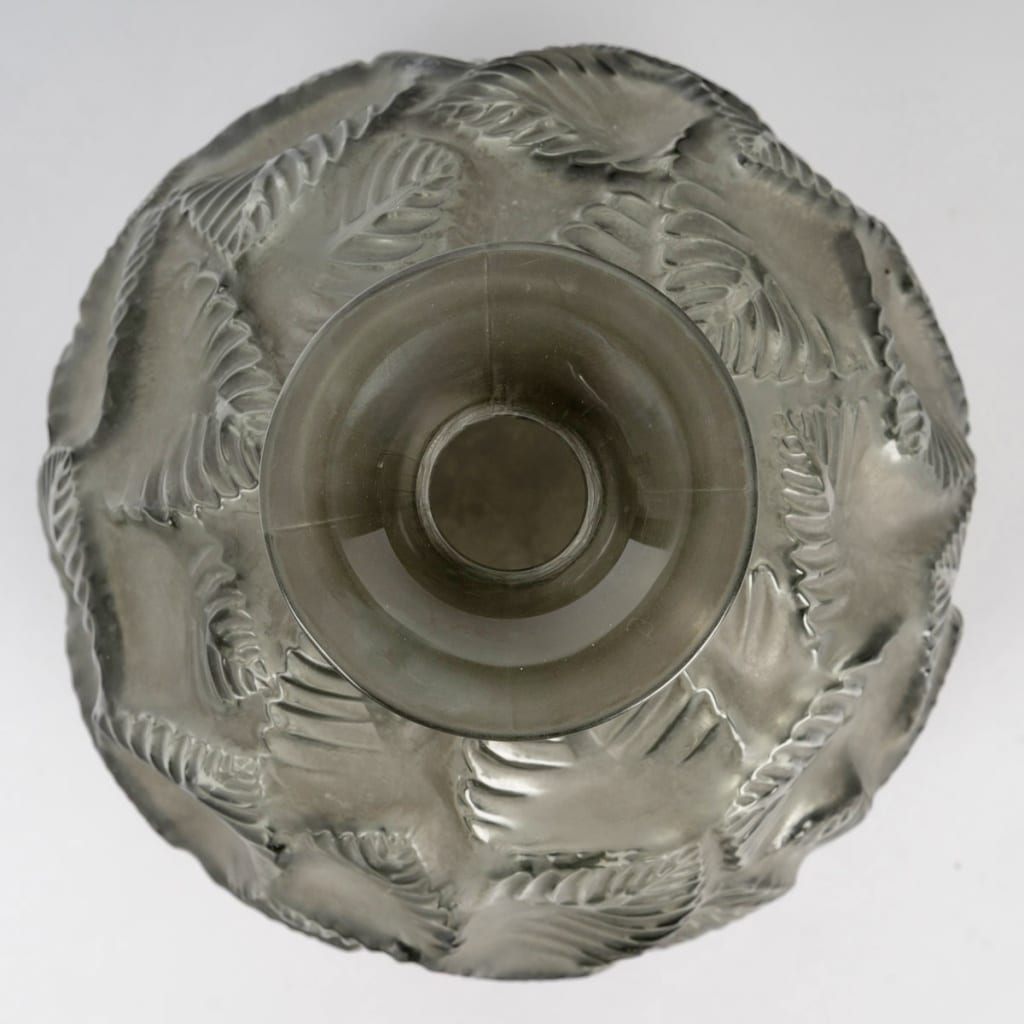 Vase « Ormeaux » verre gris patiné blanc de René LALIQUE 5