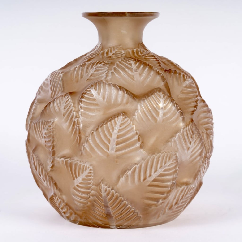 Vase « Ormeaux » verre blanc patiné sépia de René LALIQUE