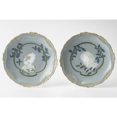 Auguste Riffaterre (1868-1935), paire d’assiettes en porcelaine pâte sur pâte. Epoque Art Nouveau, vers 1900 Auguste Riffaterre (1868-1935), paire d’assiettes en porcelaine pâte sur pâte. Epoque Art Nouveau, vers 1900