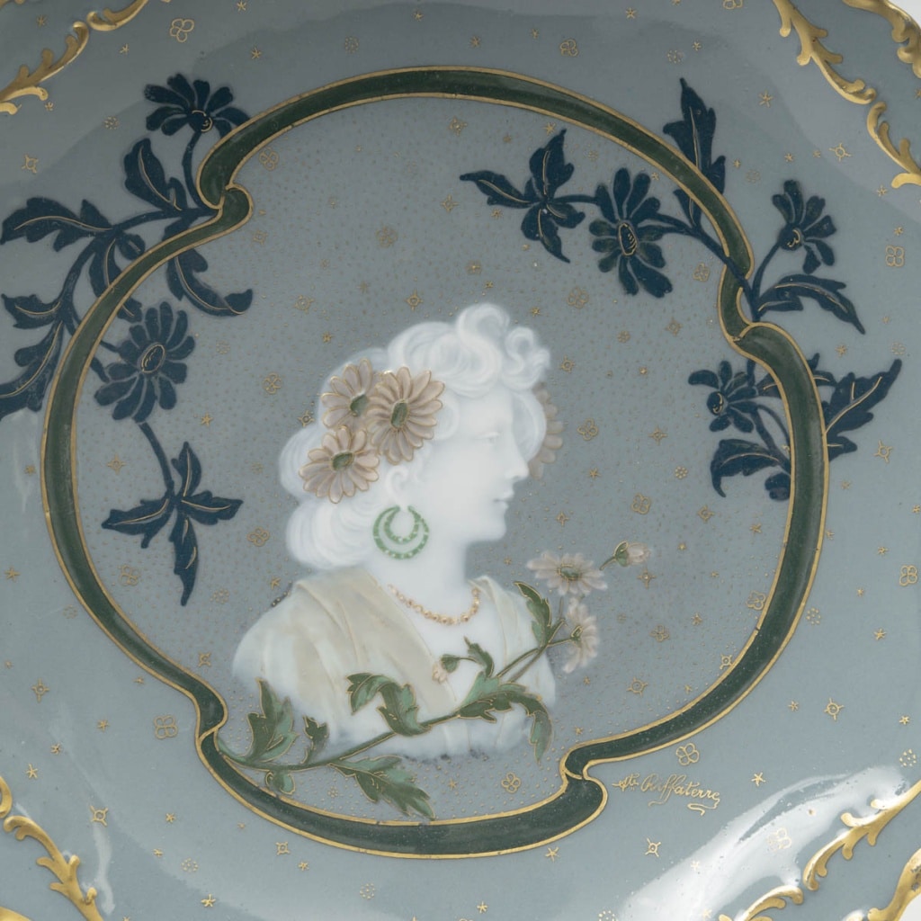 Auguste Riffaterre (1868-1935), paire d&rsquo;assiettes en porcelaine pâte sur pâte. Epoque Art Nouveau, vers 1900 3
