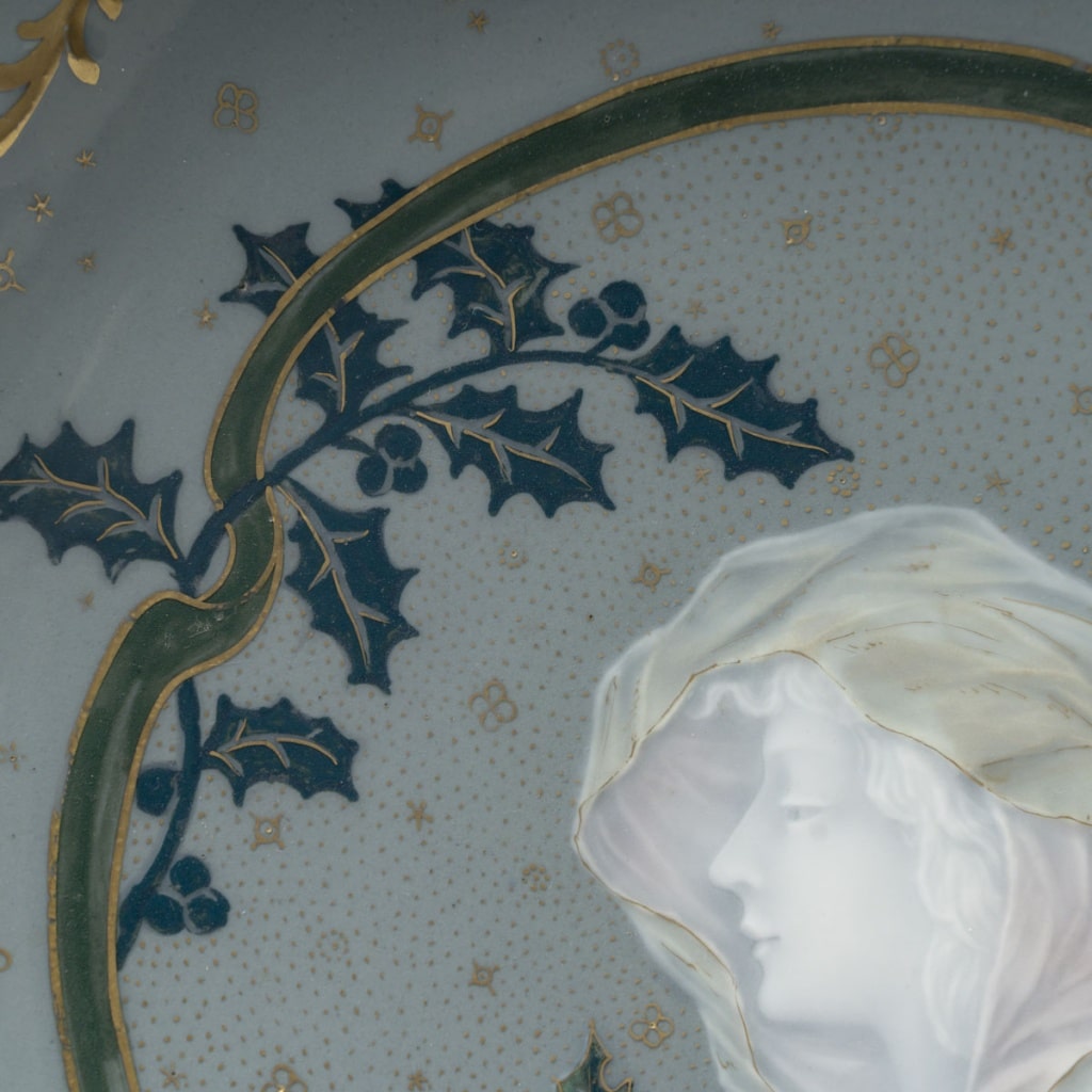 Auguste Riffaterre (1868-1935), paire d&rsquo;assiettes en porcelaine pâte sur pâte. Epoque Art Nouveau, vers 1900 10