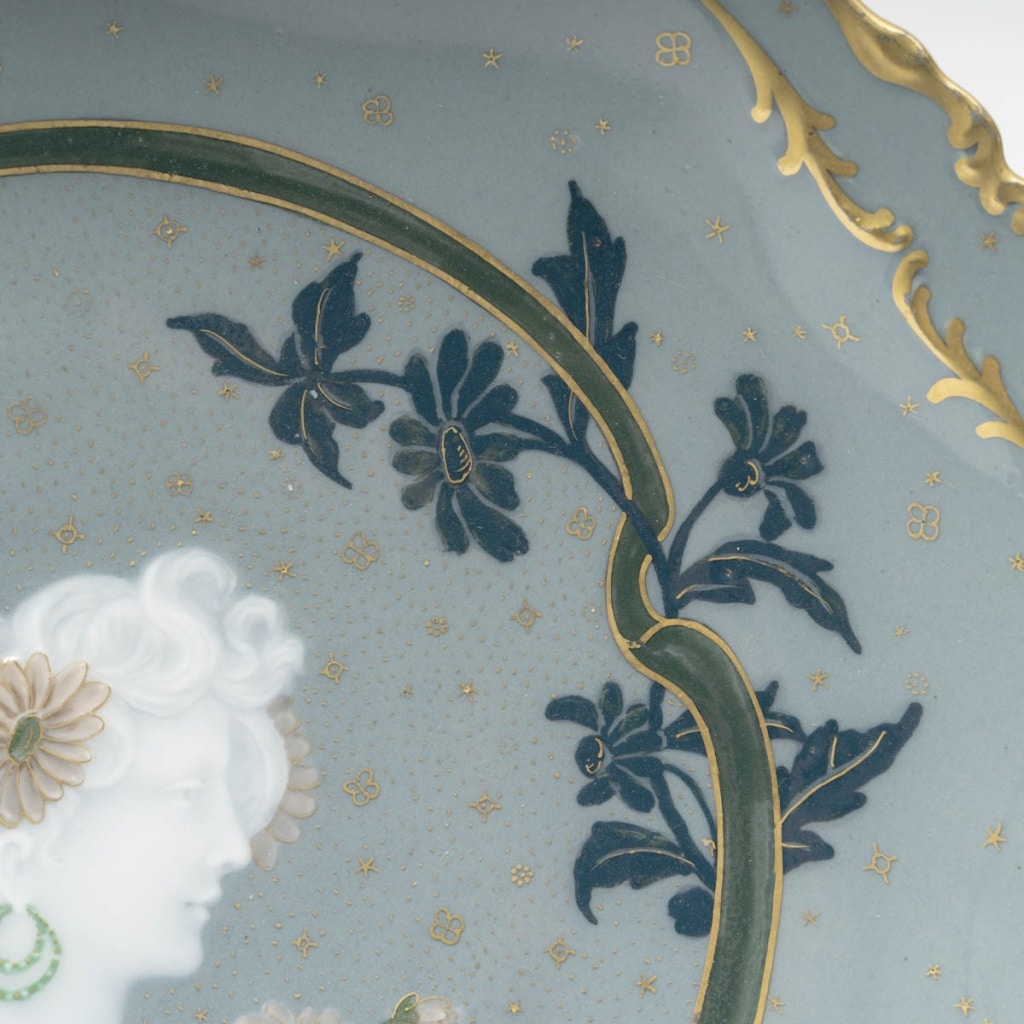 Auguste Riffaterre (1868-1935), paire d&rsquo;assiettes en porcelaine pâte sur pâte. Epoque Art Nouveau, vers 1900 4