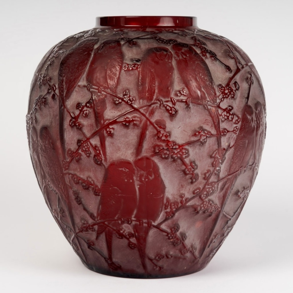Vase « Perruches » verre rouge patiné blanc de René LALIQUE 2