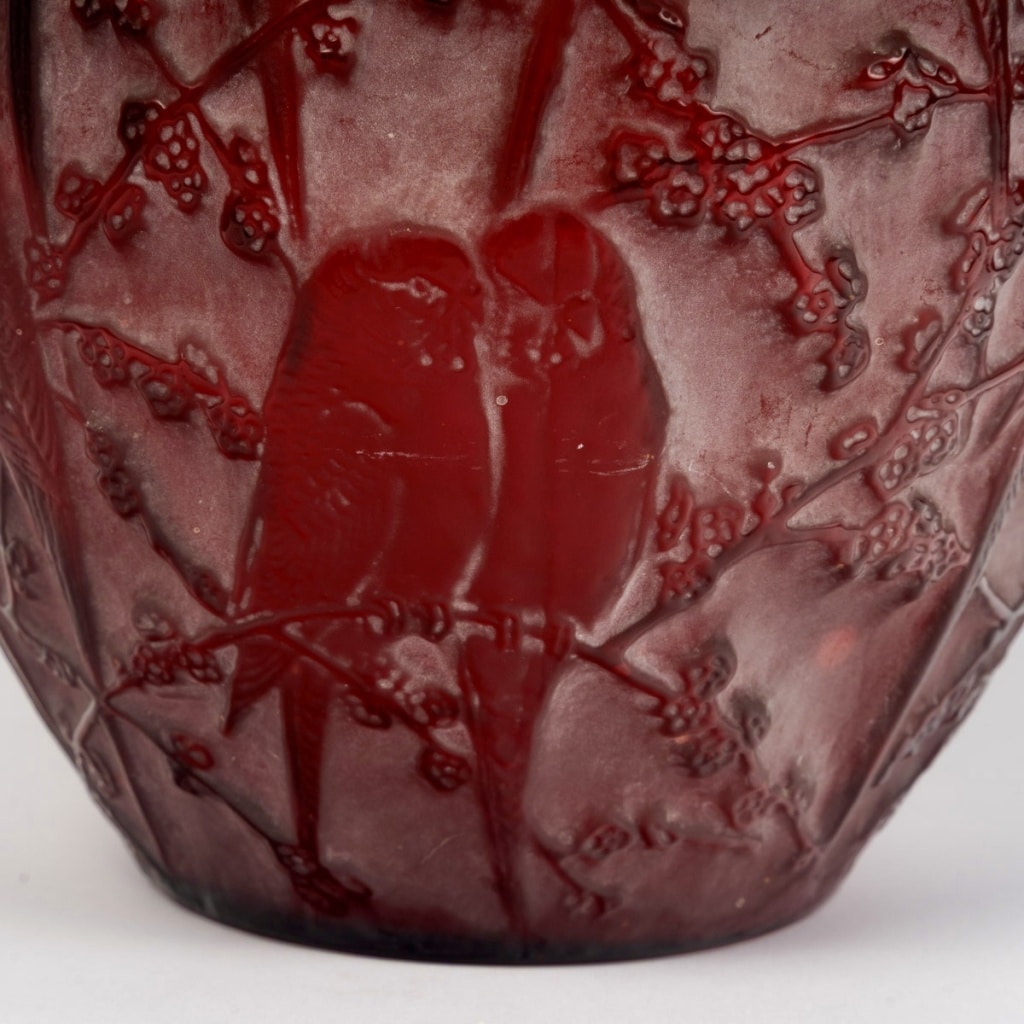 Vase « Perruches » verre rouge patiné blanc de René LALIQUE 6