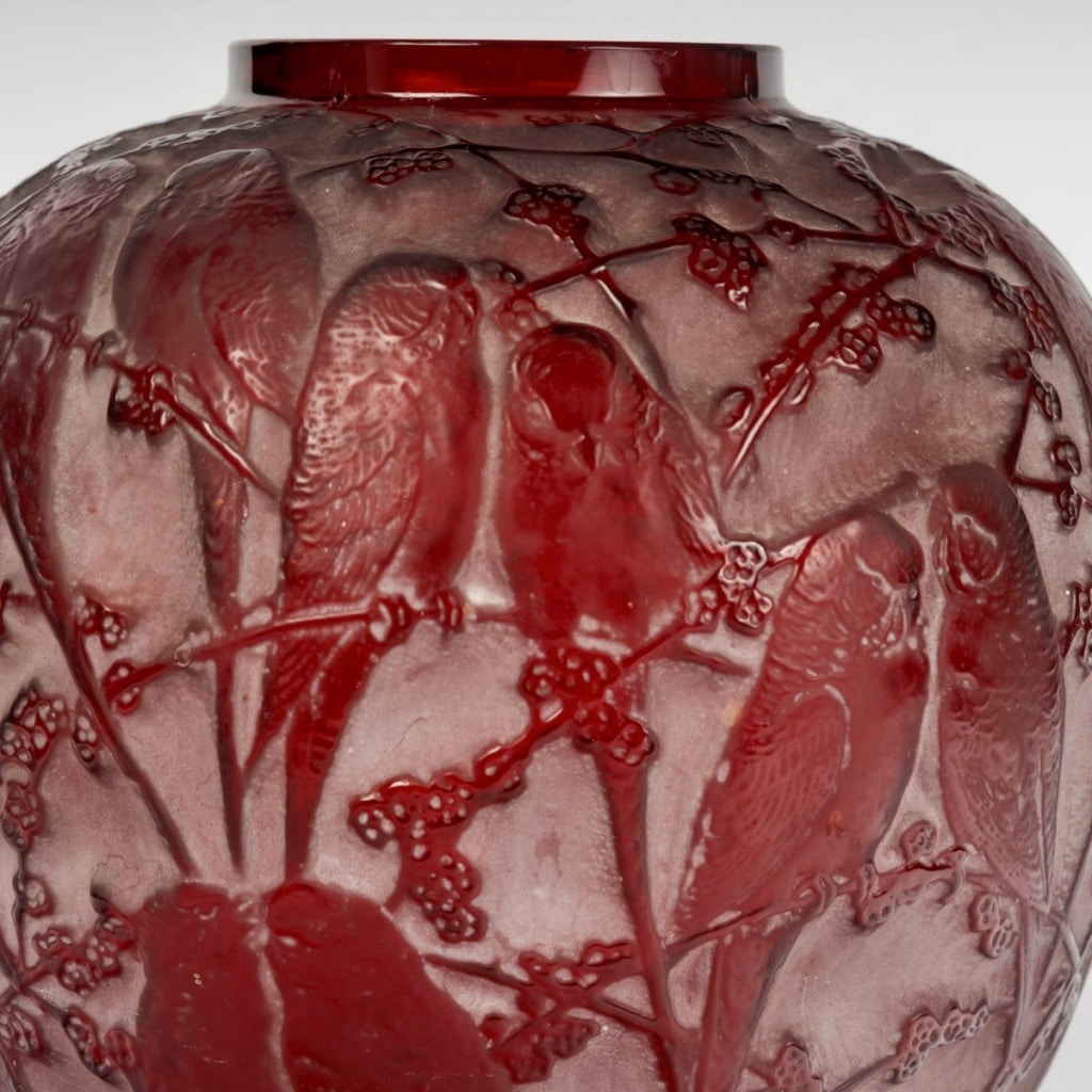 Vase « Perruches » verre rouge patiné blanc de René LALIQUE 5