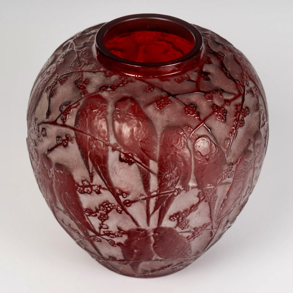 Vase « Perruches » verre rouge patiné blanc de René LALIQUE 3