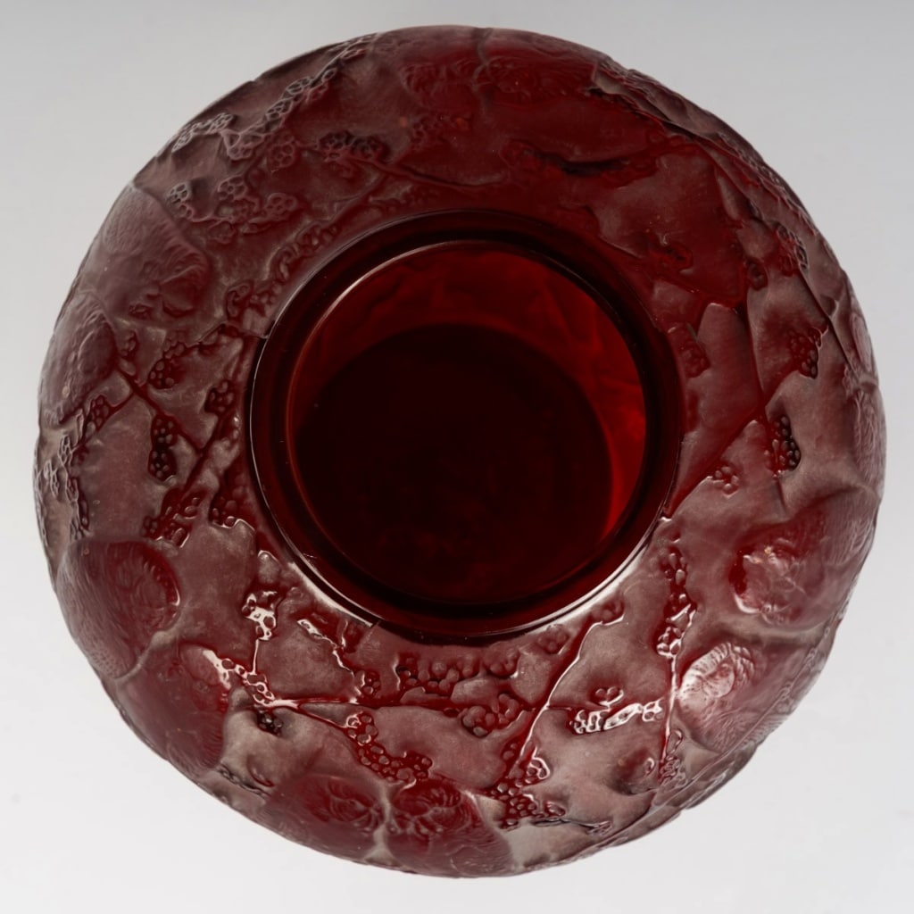 Vase « Perruches » verre rouge patiné blanc de René LALIQUE 4
