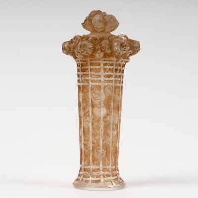 Flacon « Panier de Roses » verre blanc patiné sépia de René LALIQUE Flacon « Panier de Roses » verre blanc patiné sépia de René LALIQUE