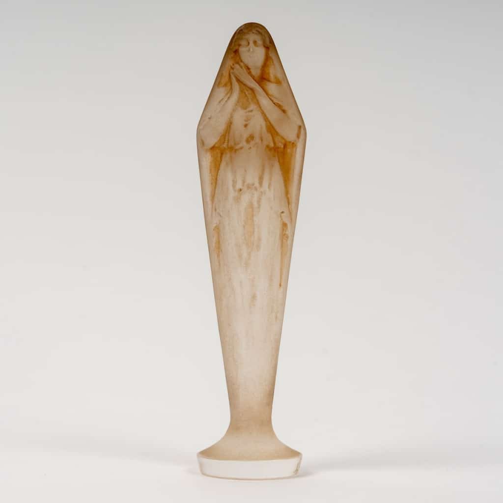 Cachet « Figurine Mains Jointes » verre blanc patiné sépia de René LALIQUE