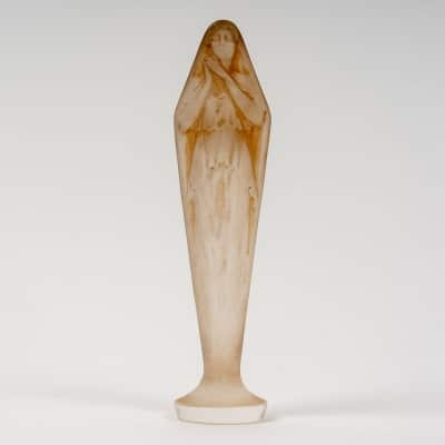 Cachet « Figurine Mains Jointes » verre blanc patiné sépia de René LALIQUE Cachet « Figurine Mains Jointes » verre blanc patiné sépia de René LALIQUE