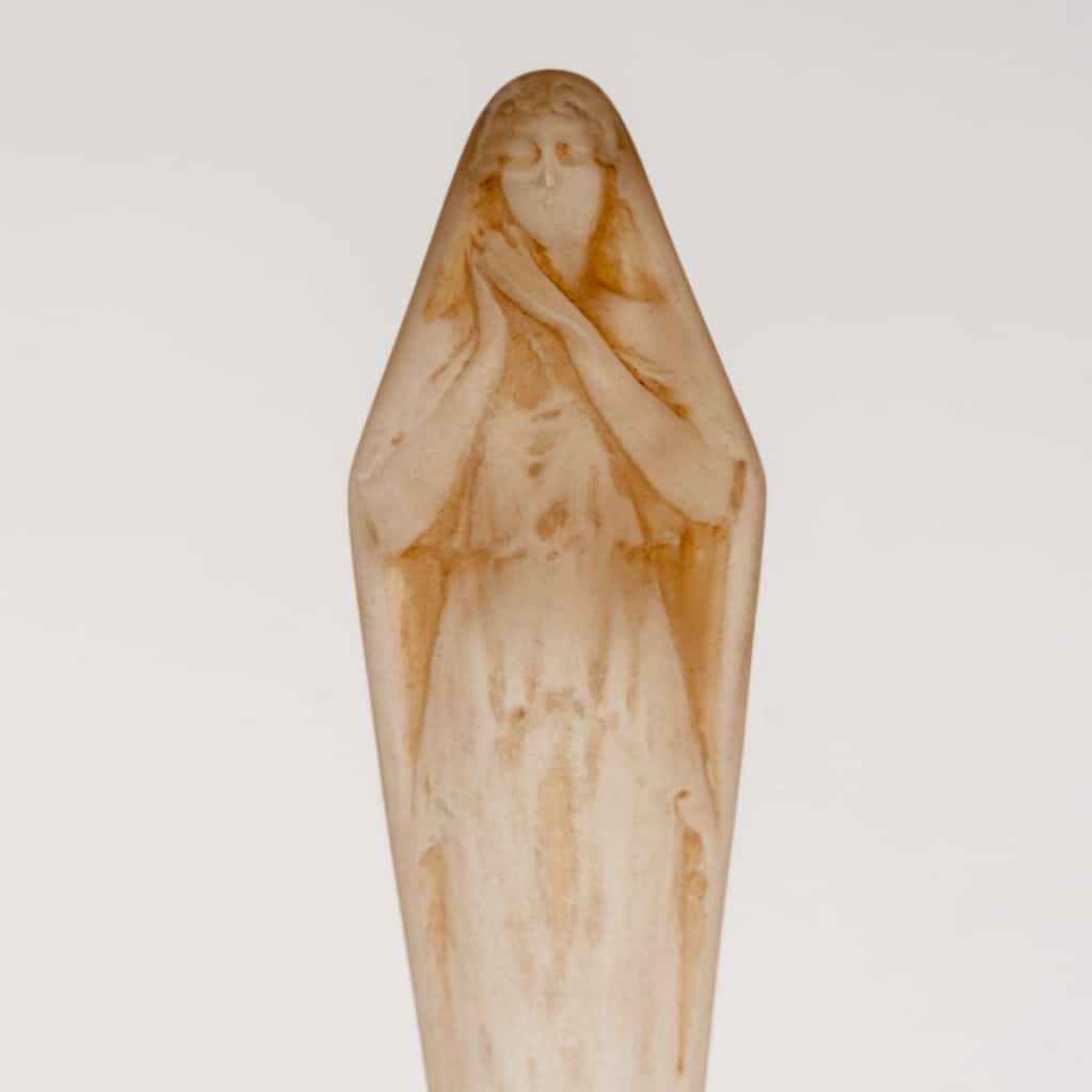 Cachet « Figurine Mains Jointes » verre blanc patiné sépia de René LALIQUE 5
