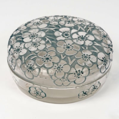 Boîte « Emiliane » verre blanc patiné bleu de René LALIQUE Boîte « Emiliane » verre blanc patiné bleu de René LALIQUE