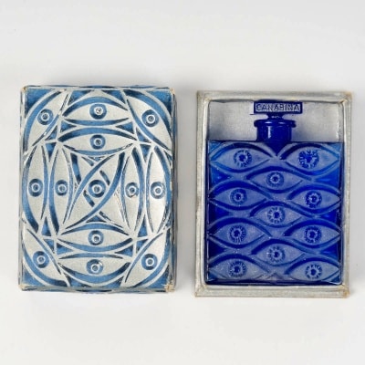 Flacon « Les Yeux Bleus » verre bleu cobalt patiné blanc de René LALIQUE pour Canarina Flacon « Les Yeux Bleus » verre bleu cobalt patiné blanc de René LALIQUE pour Canarina