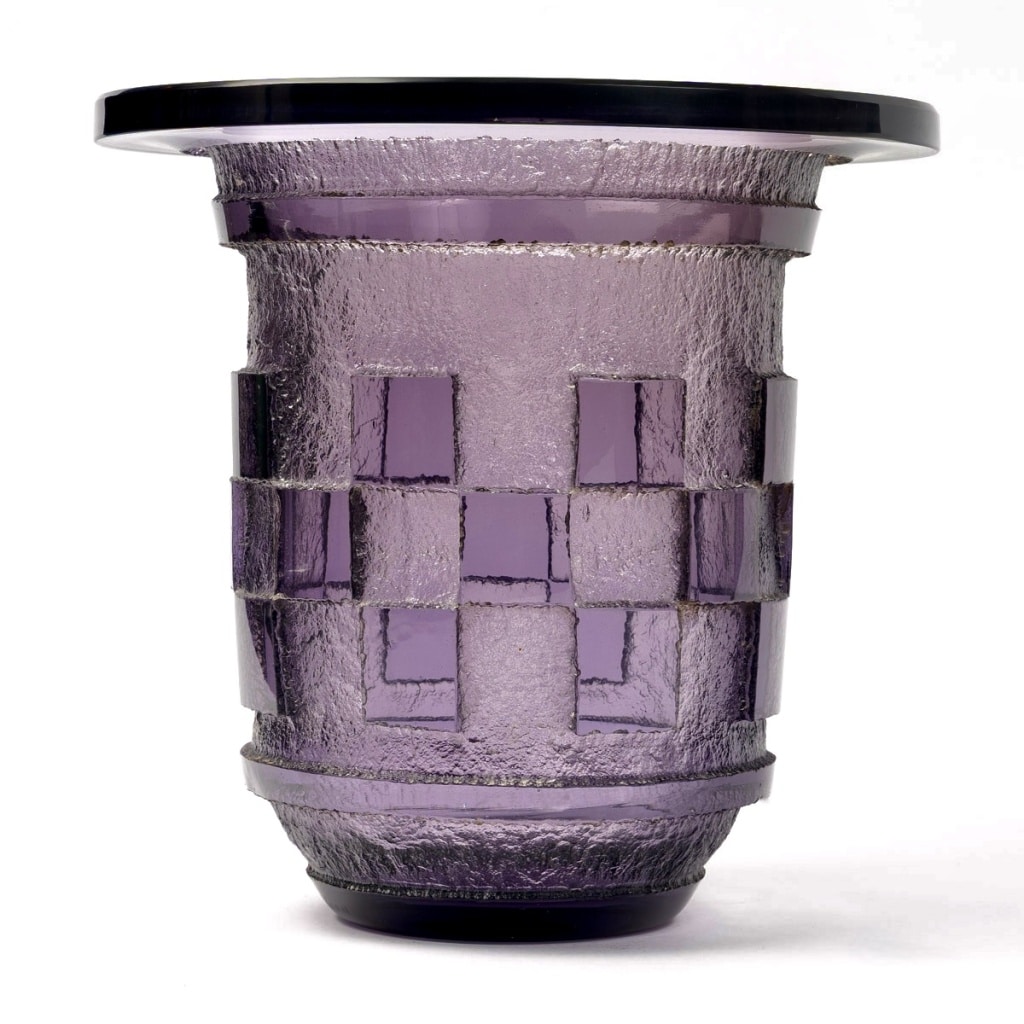 Vase Art Déco verre améthyste dégagé à l&rsquo;acide de DAUM NANCY