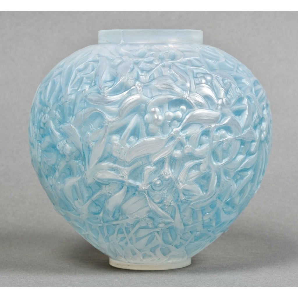 Vase « Gui » verre opalescent patiné bleu de René LALIQUE 3 Vase « Gui » verre opalescent patiné bleu de René LALIQUE 3