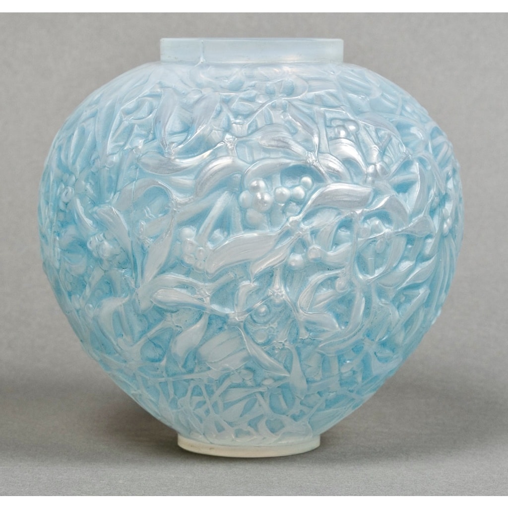 Vase « Gui » verre opalescent patiné bleu de René LALIQUE