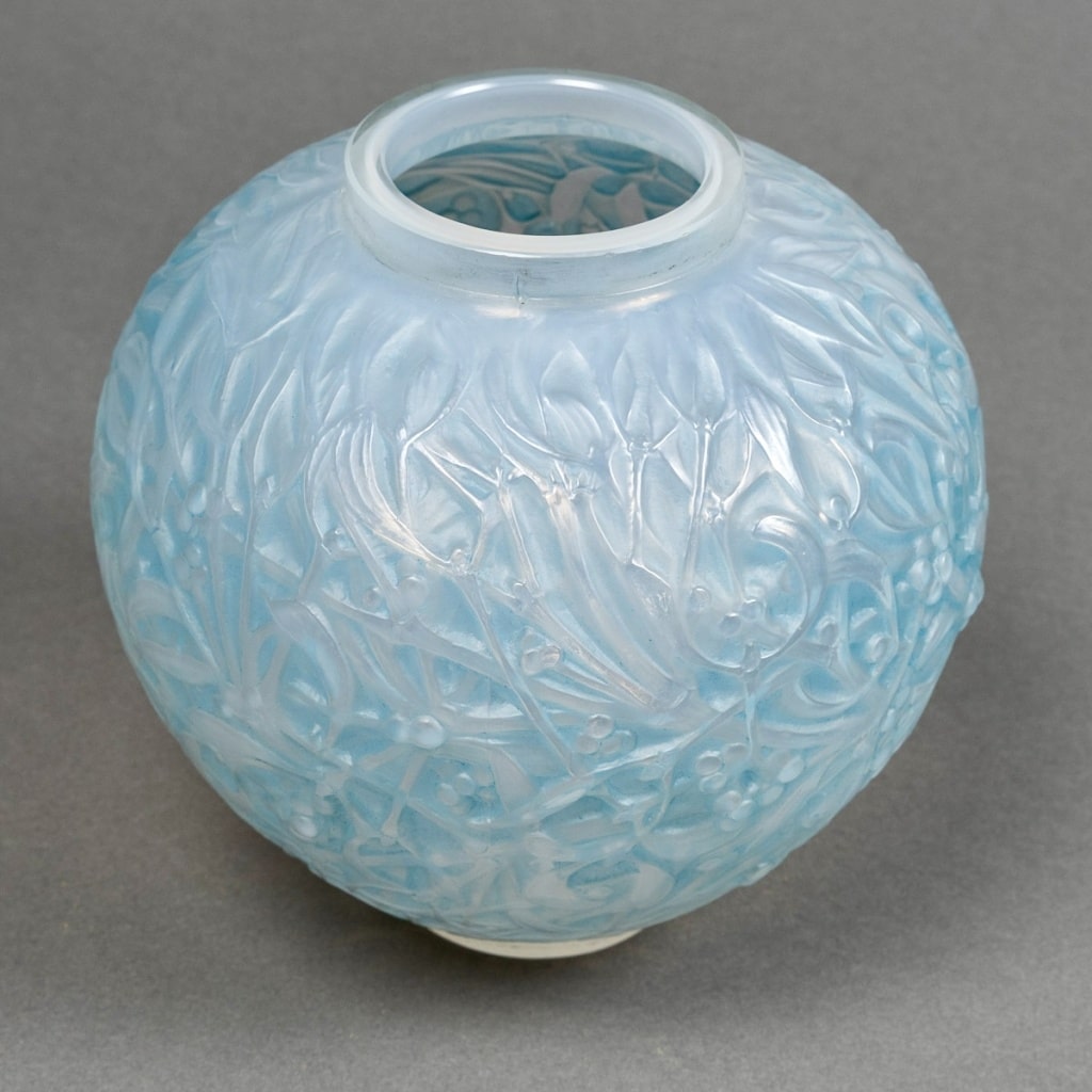 Vase « Gui » verre opalescent patiné bleu de René LALIQUE 4 Vase « Gui » verre opalescent patiné bleu de René LALIQUE 4