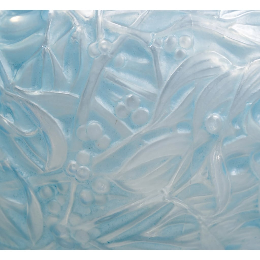 Vase « Gui » verre opalescent patiné bleu de René LALIQUE 5 Vase « Gui » verre opalescent patiné bleu de René LALIQUE 5