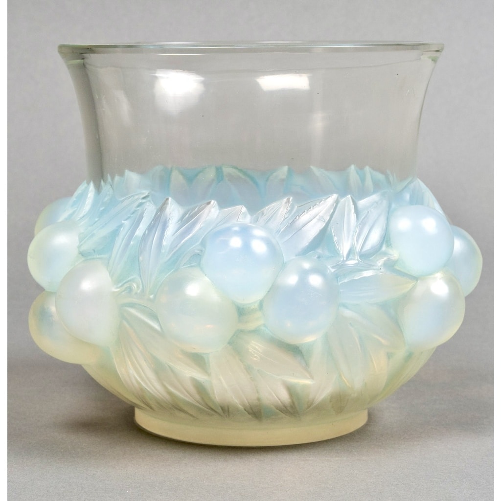 Vase « Prunes » verre opalescent patiné bleu de René LALIQUE 2 Vase « Prunes » verre opalescent patiné bleu de René LALIQUE 2