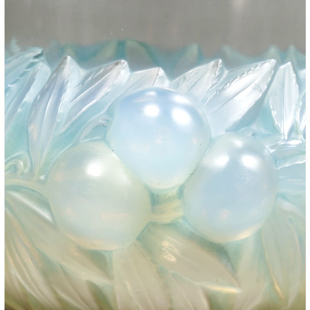 Vase « Prunes » verre opalescent patiné bleu de René LALIQUE 5 Vase « Prunes » verre opalescent patiné bleu de René LALIQUE 5