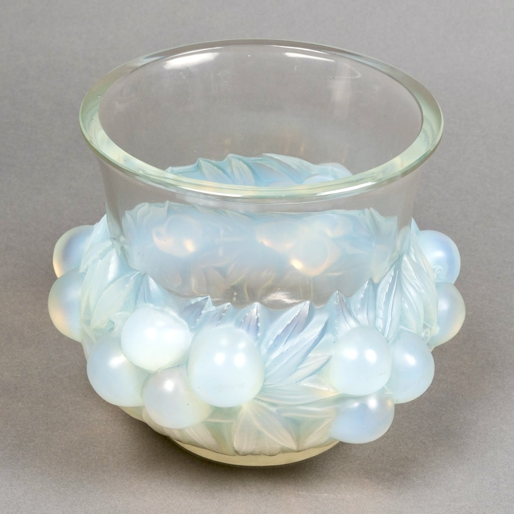 Vase « Prunes » verre opalescent patiné bleu de René LALIQUE 4 Vase « Prunes » verre opalescent patiné bleu de René LALIQUE 4