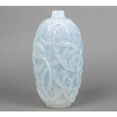 Vase « Ronces » verre opalescent patiné bleu de René LALIQUE Vase « Ronces » verre opalescent patiné bleu de René LALIQUE