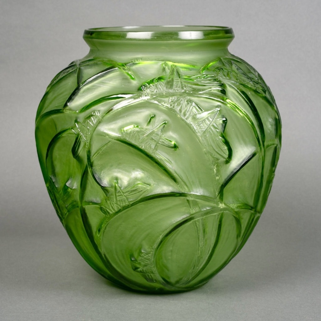 Vase « Sauterelles » verre vert absinthe de René LALIQUE 2 Vase « Sauterelles » verre vert absinthe de René LALIQUE 2