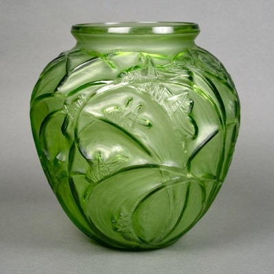 Vase « Sauterelles » verre vert absinthe de René LALIQUE Vase « Sauterelles » verre vert absinthe de René LALIQUE