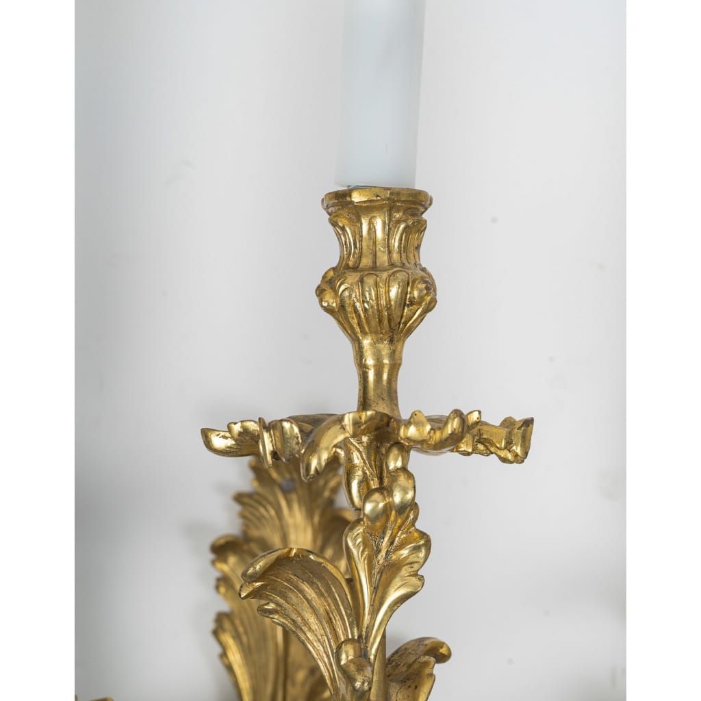 Paire de grandes appliques à cinq lumières de style Louis XV en bronze doré, vers 1890-1900 3 Paire de grandes appliques à cinq lumières de style Louis XV en bronze doré, vers 1890-1900 3