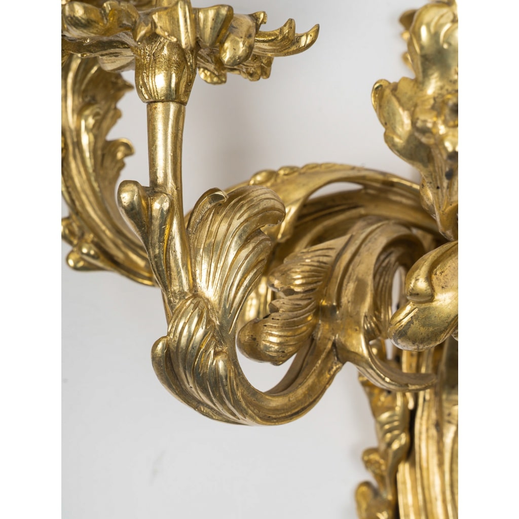 Paire de grandes appliques à cinq lumières de style Louis XV en bronze doré, vers 1890-1900 6 Paire de grandes appliques à cinq lumières de style Louis XV en bronze doré, vers 1890-1900 6