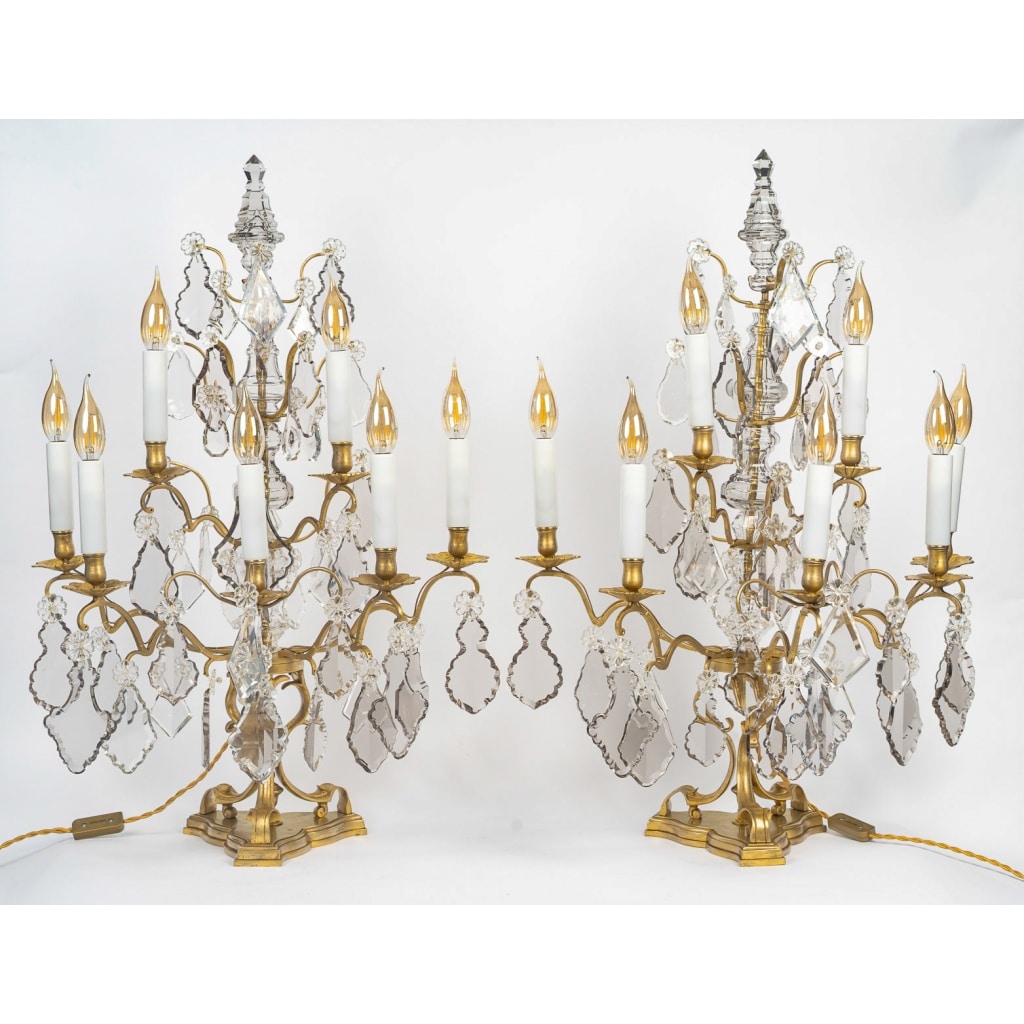 Paire de grandes girandoles de style Louis XV en bronze doré et décor de cristal attribué à Baccarat 2 Paire de grandes girandoles de style Louis XV en bronze doré et décor de cristal attribué à Baccarat 2