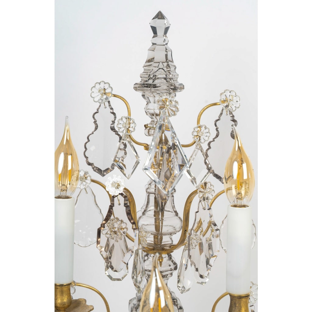 Paire de grandes girandoles de style Louis XV en bronze doré et décor de cristal attribué à Baccarat 3 Paire de grandes girandoles de style Louis XV en bronze doré et décor de cristal attribué à Baccarat 3