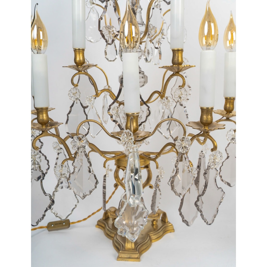 Paire de grandes girandoles de style Louis XV en bronze doré et décor de cristal attribué à Baccarat 4 Paire de grandes girandoles de style Louis XV en bronze doré et décor de cristal attribué à Baccarat 4