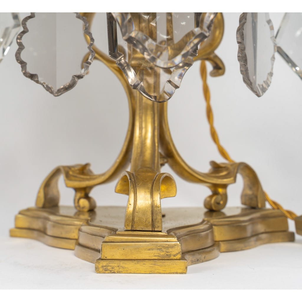 Paire de grandes girandoles de style Louis XV en bronze doré et décor de cristal attribué à Baccarat 7 Paire de grandes girandoles de style Louis XV en bronze doré et décor de cristal attribué à Baccarat 7
