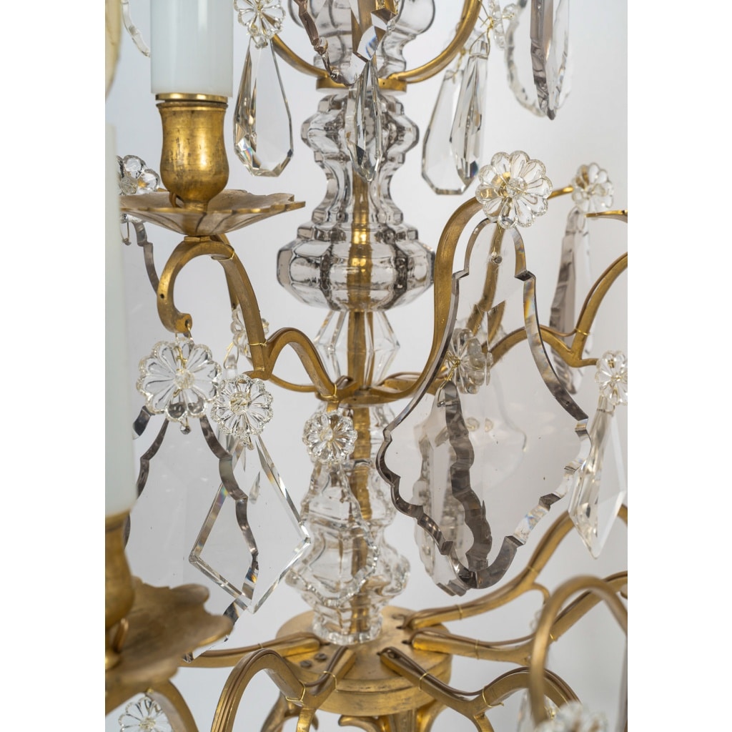 Paire de grandes girandoles de style Louis XV en bronze doré et décor de cristal attribué à Baccarat 6 Paire de grandes girandoles de style Louis XV en bronze doré et décor de cristal attribué à Baccarat 6