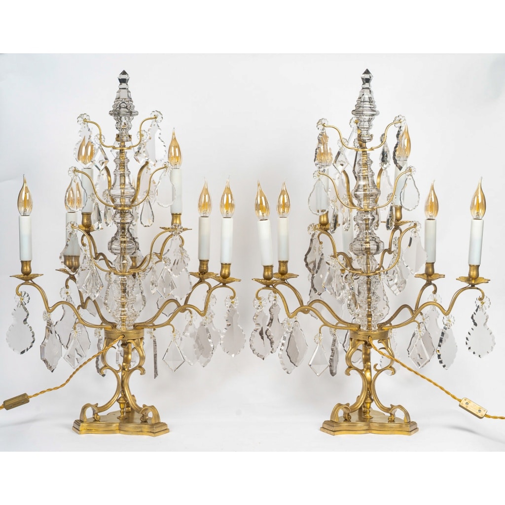 Paire de grandes girandoles de style Louis XV en bronze doré et décor de cristal attribué à Baccarat 10 Paire de grandes girandoles de style Louis XV en bronze doré et décor de cristal attribué à Baccarat 10