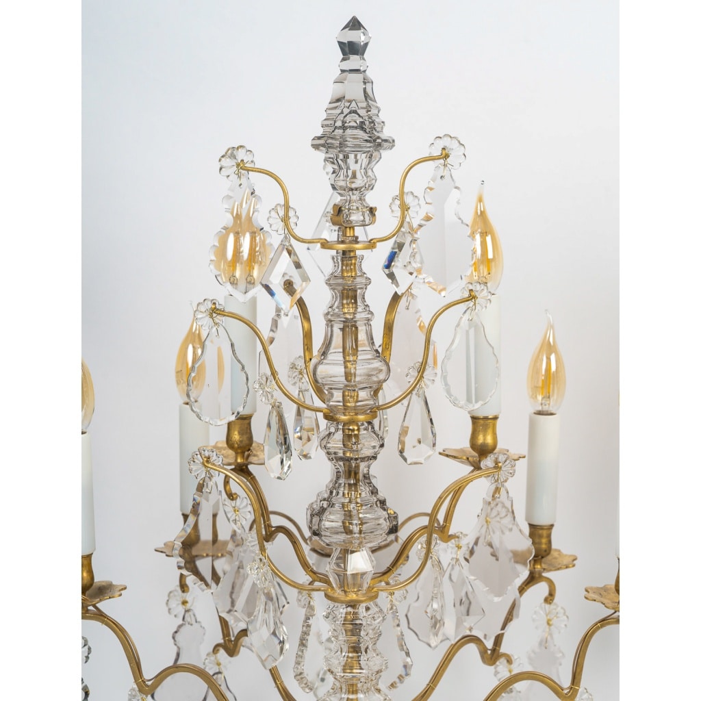 Paire de grandes girandoles de style Louis XV en bronze doré et décor de cristal attribué à Baccarat 5 Paire de grandes girandoles de style Louis XV en bronze doré et décor de cristal attribué à Baccarat 5