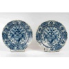 Paire de plats en faïence de Delft à décor floral, signés de la manufacture Pot à Fleurs Dorées, circa 1740-1760 12
